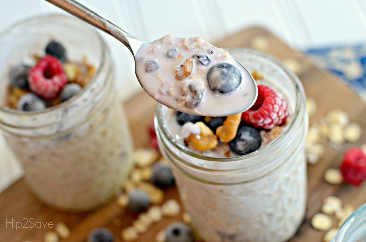 a spoonful of overnight oatmeal made in a mason jar, one of our favorite easy breakfast meal prep ideas