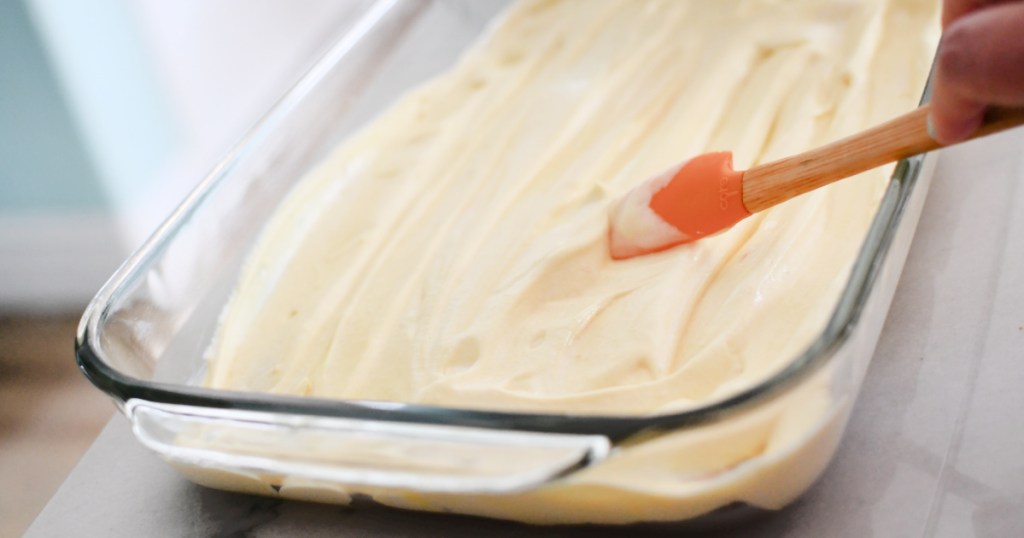 spreading pudding mixture on graham crackers