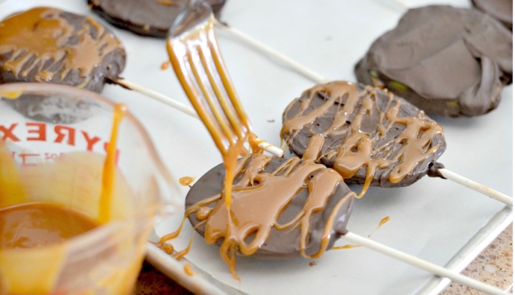 drizzling caramel on top of apple slices