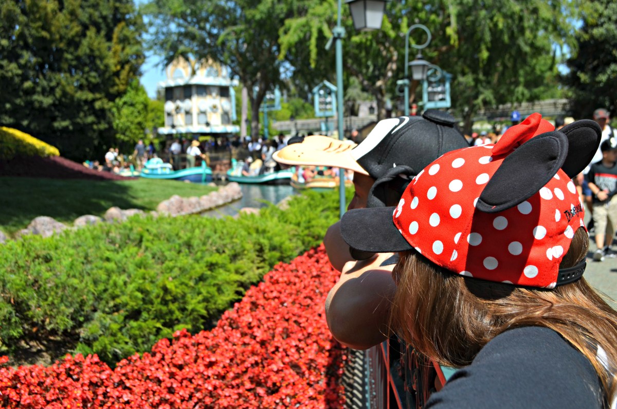 line of children waiting for ride at Disneyland