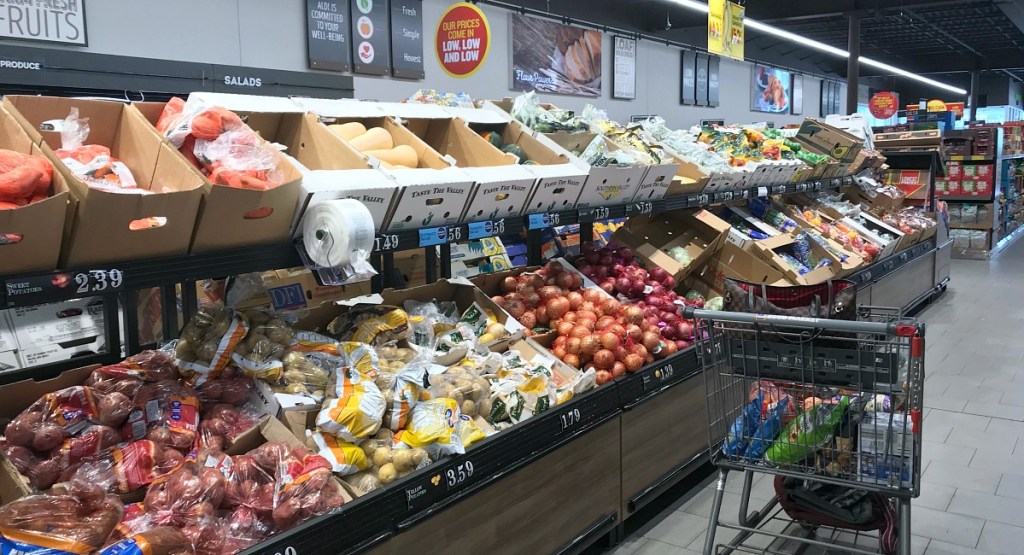 amber meal planning — shopping at aldi in produce section