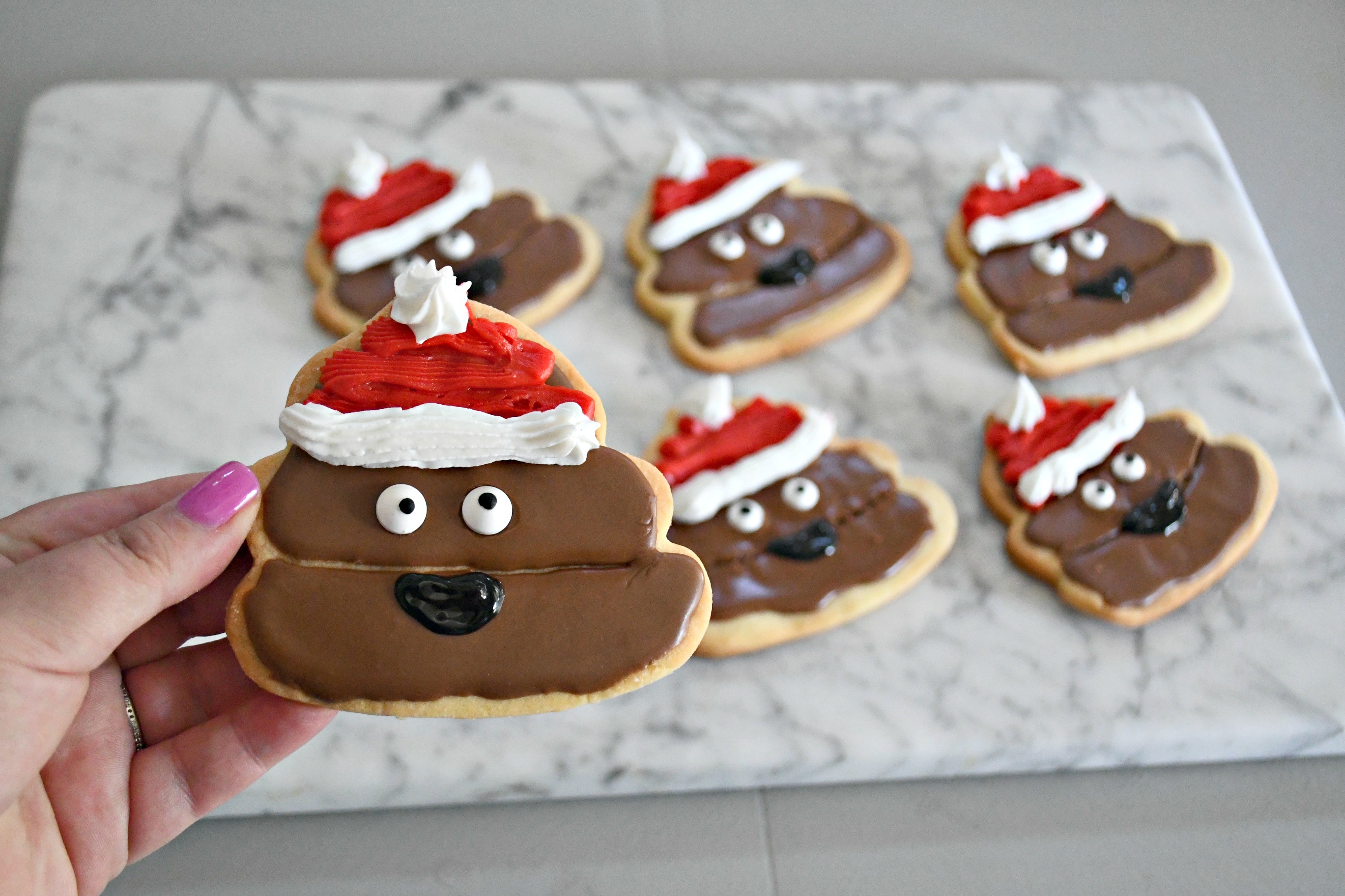 DIY Poop Emoji Santa Christmas Cookies – Closeup of onlinepleted cookies