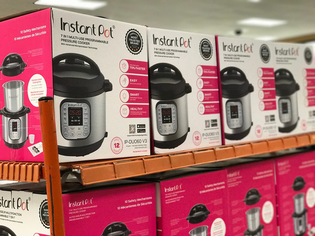 Instant Pot Duo 7-in-1 on shelf display