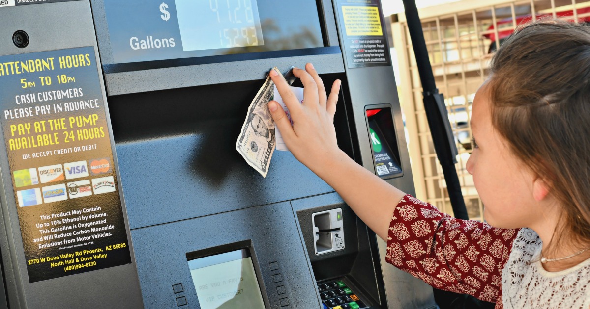 girl leaving surprise money on a gas tank random act of kindness 