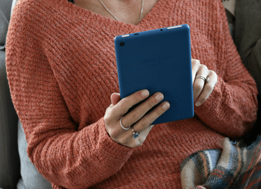 woman skimming thru her Kindle