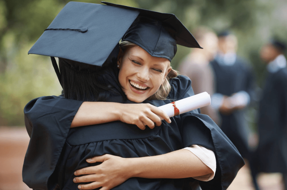2 graduates hugging