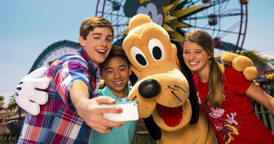 goofy selfie at disney land