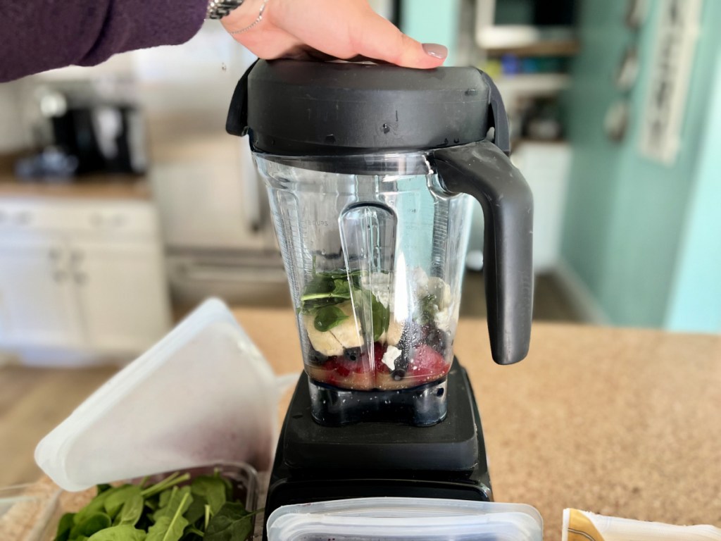 closing lid on Vitamix blender