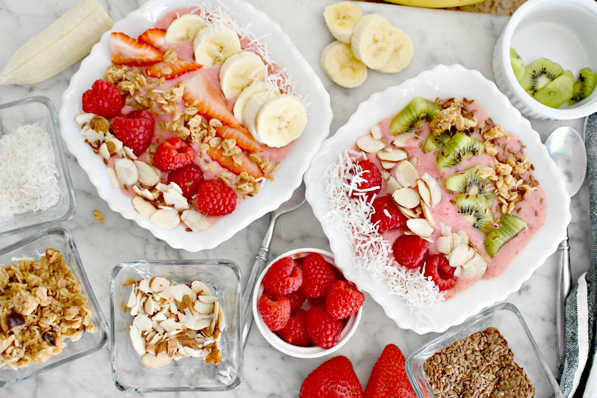 smoothie-bowls-with-toppings