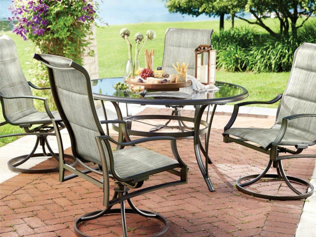 Hampton Baby 5-piece dining set on patio