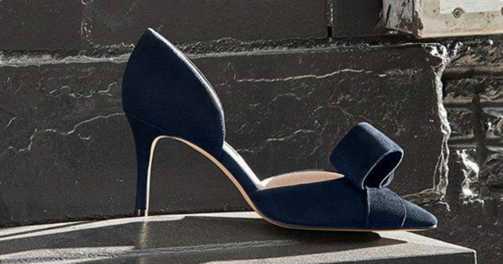 navy pumps with a bow