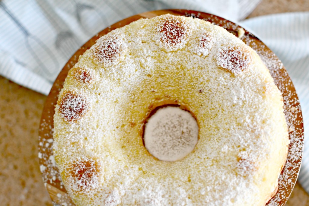 dusting powdered sugar on twinkie cake 