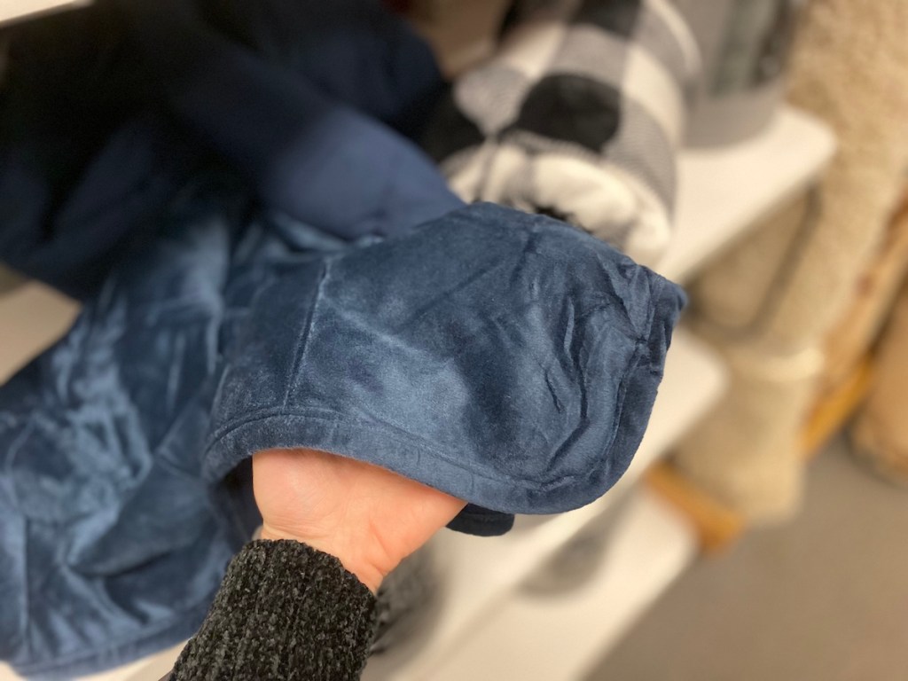 hand holding corner of an Altavida Weighted Blanket