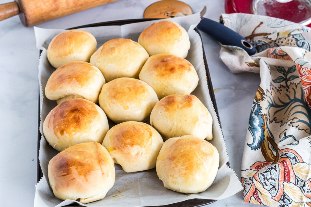 baking sheet of dinner rolls