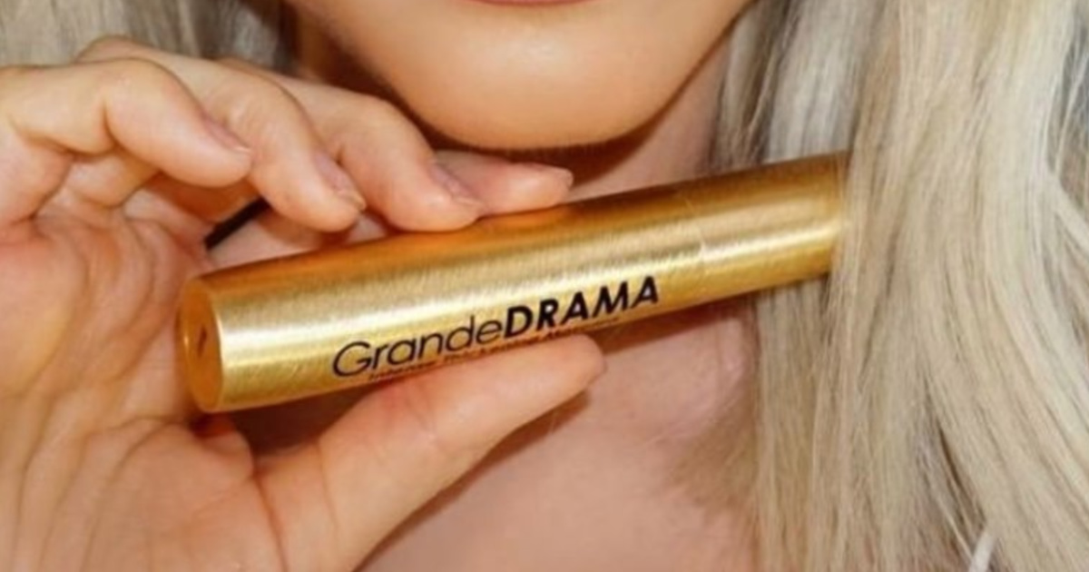 Hand holding Grande Mascara