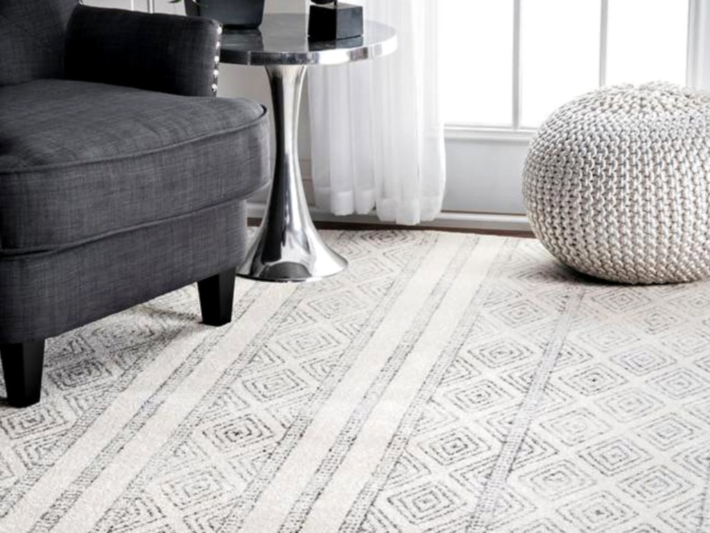 nuLOOM Sarina Tribal Diamond Striped Gray 2ft x 3ft Area Rug in livingroom