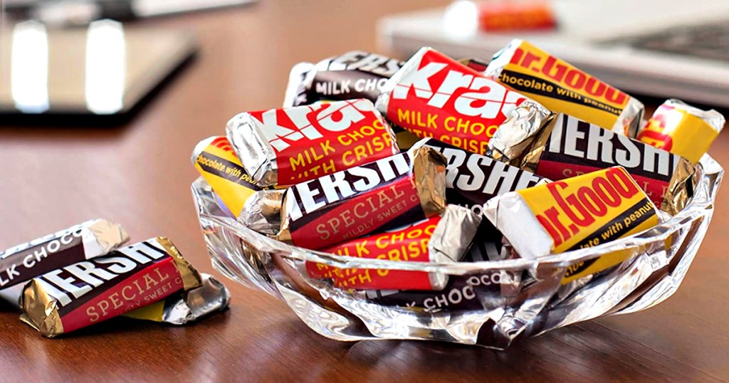 Hershe's Miniatures candy in glass bowl