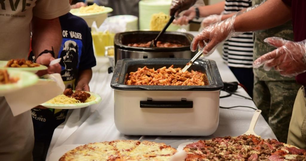 People getting food from onlinemunity kitchen