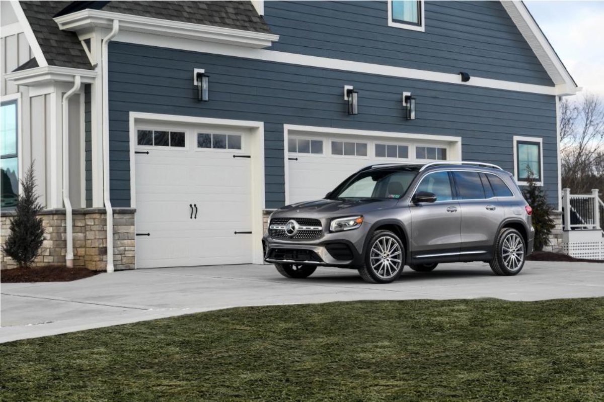 Mercedes-Benz in driveway of blue house