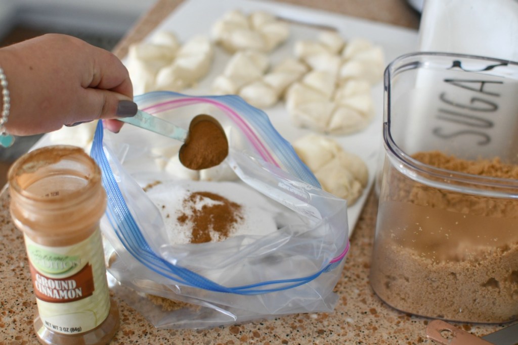 mixing sugar in a ziploc bag