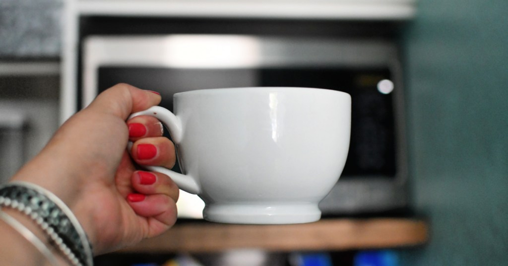 putting a nutella mug cake in the microwave