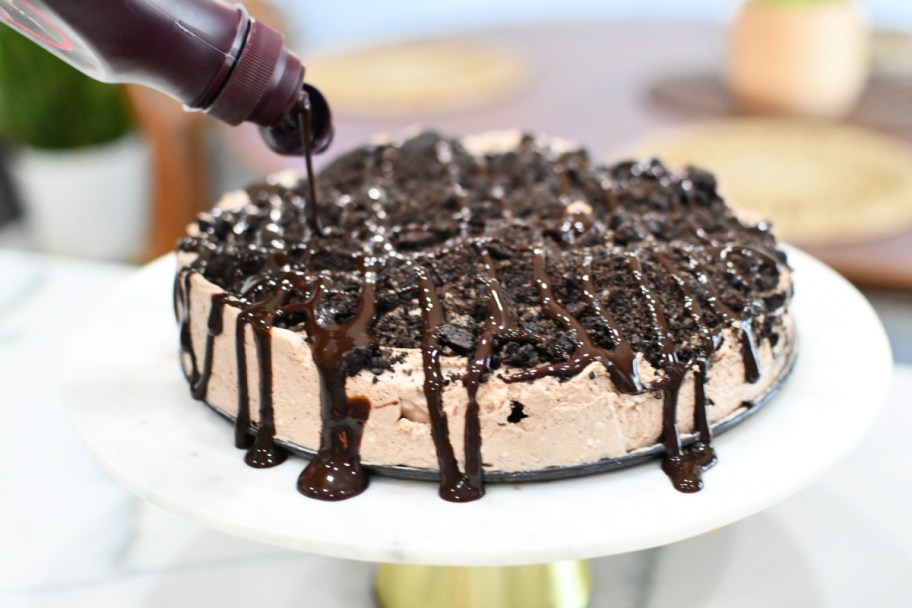 adding chocolate sauce to oreo cake