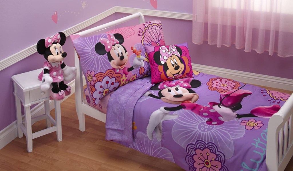 minnie mouse bedding set in kids room