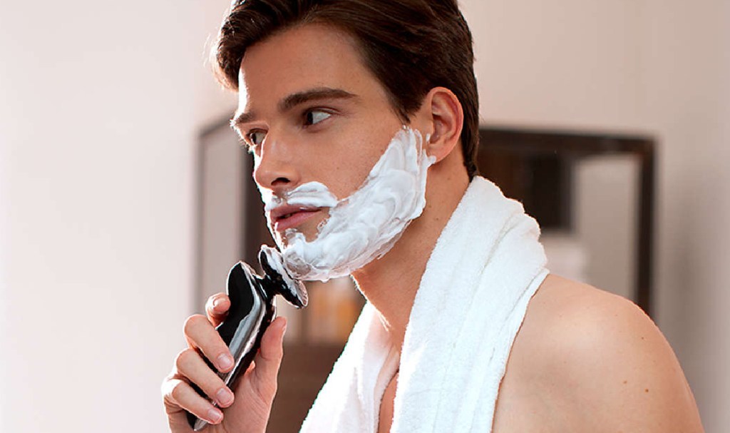 man shaving face with Philips Norelco S9721