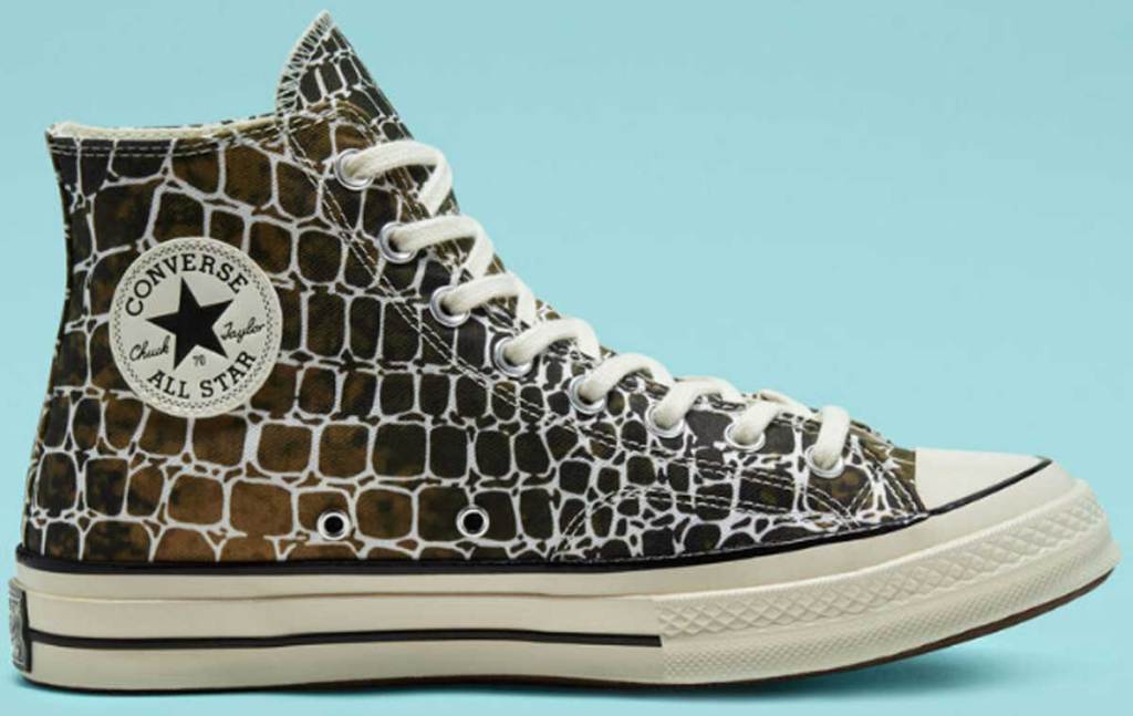 giraffe print converse chuck 70 on blue background