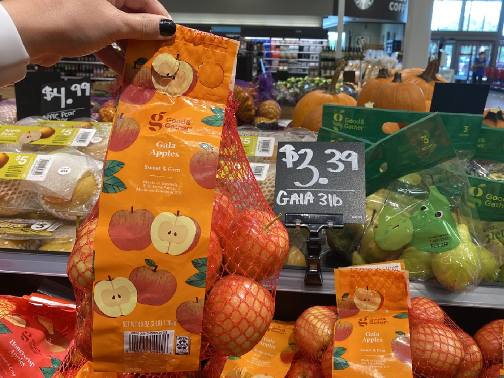 hand holding apples in store