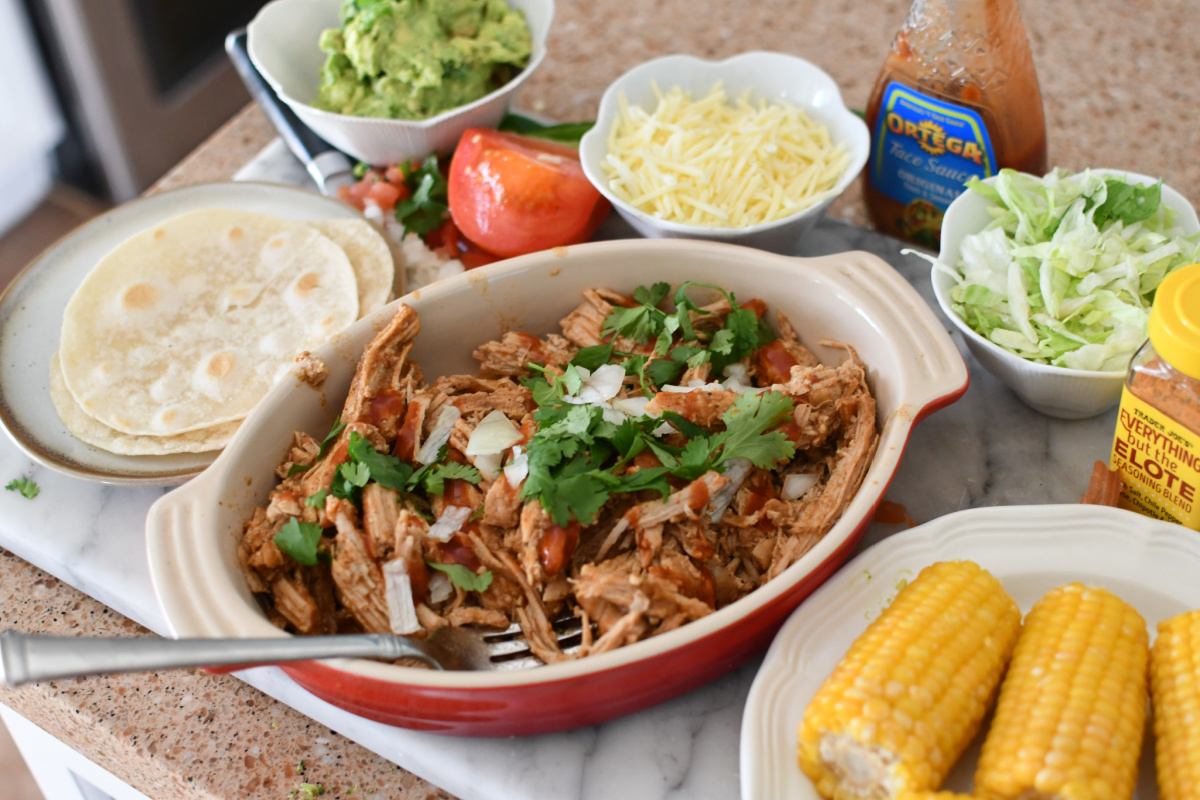 slow cooker carnitas with guacamole 