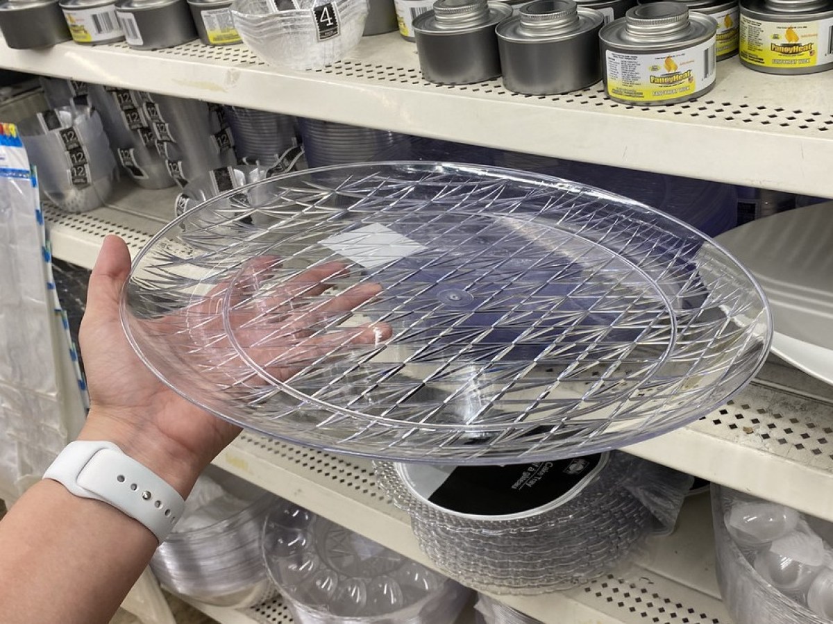 holding plastic tray