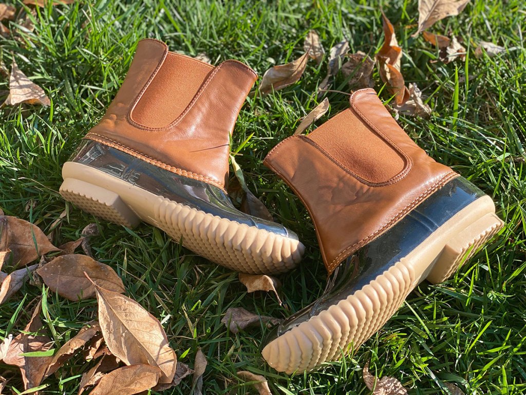 tiosebon duck boots in grass