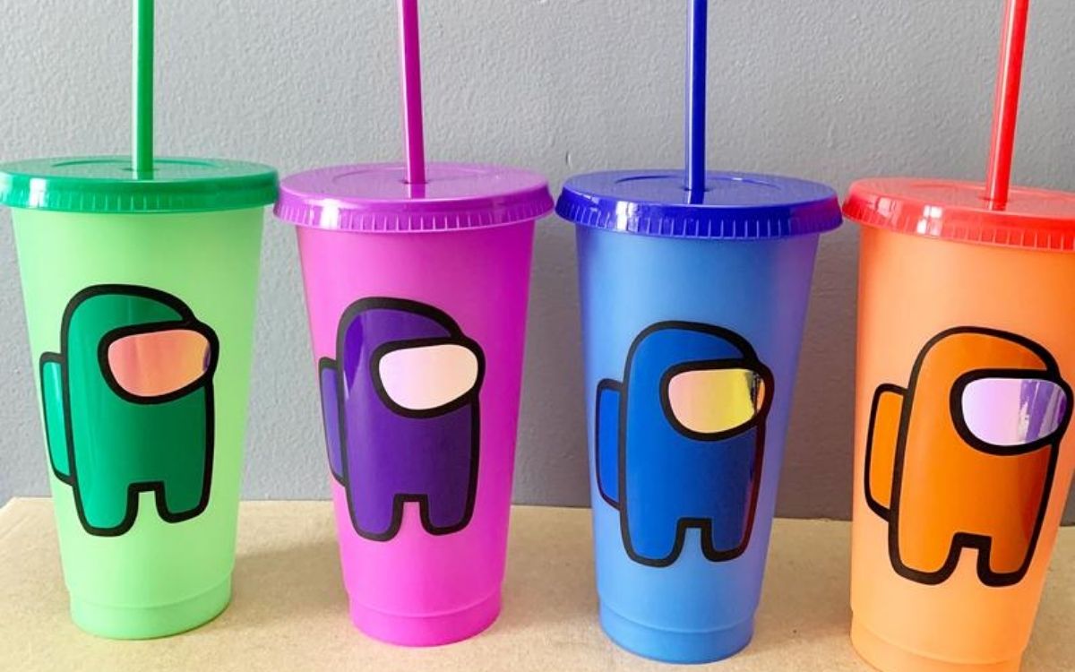 Color -changing tumbler cups with straws