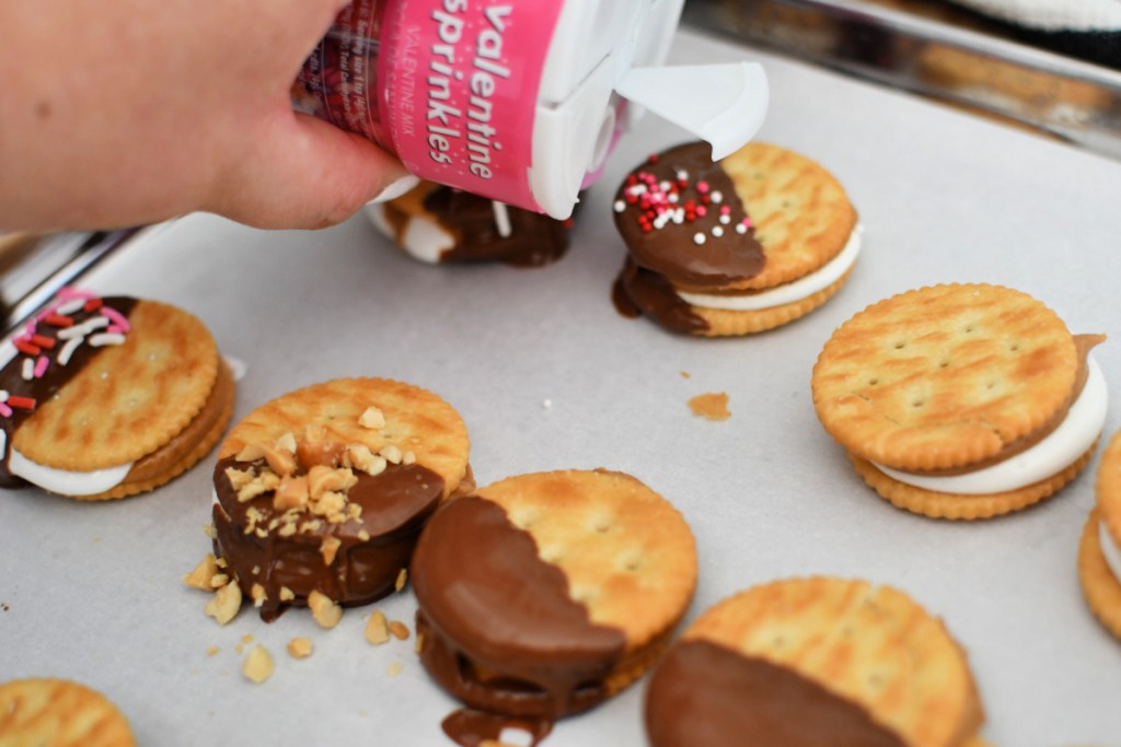 adding sprinkles to ritz cracker sandwiches 