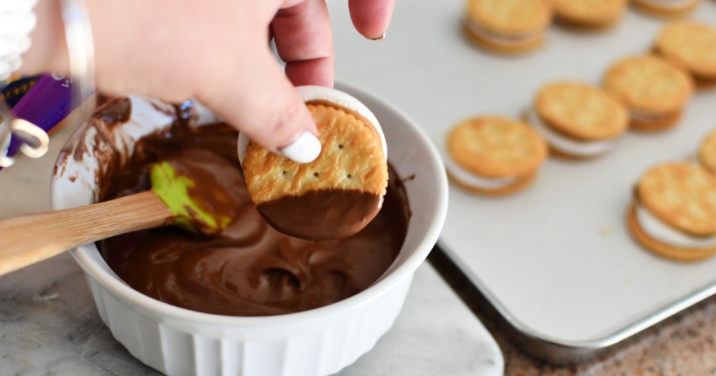 dipping ritz peanut butter cracker sandwiches in chocolate