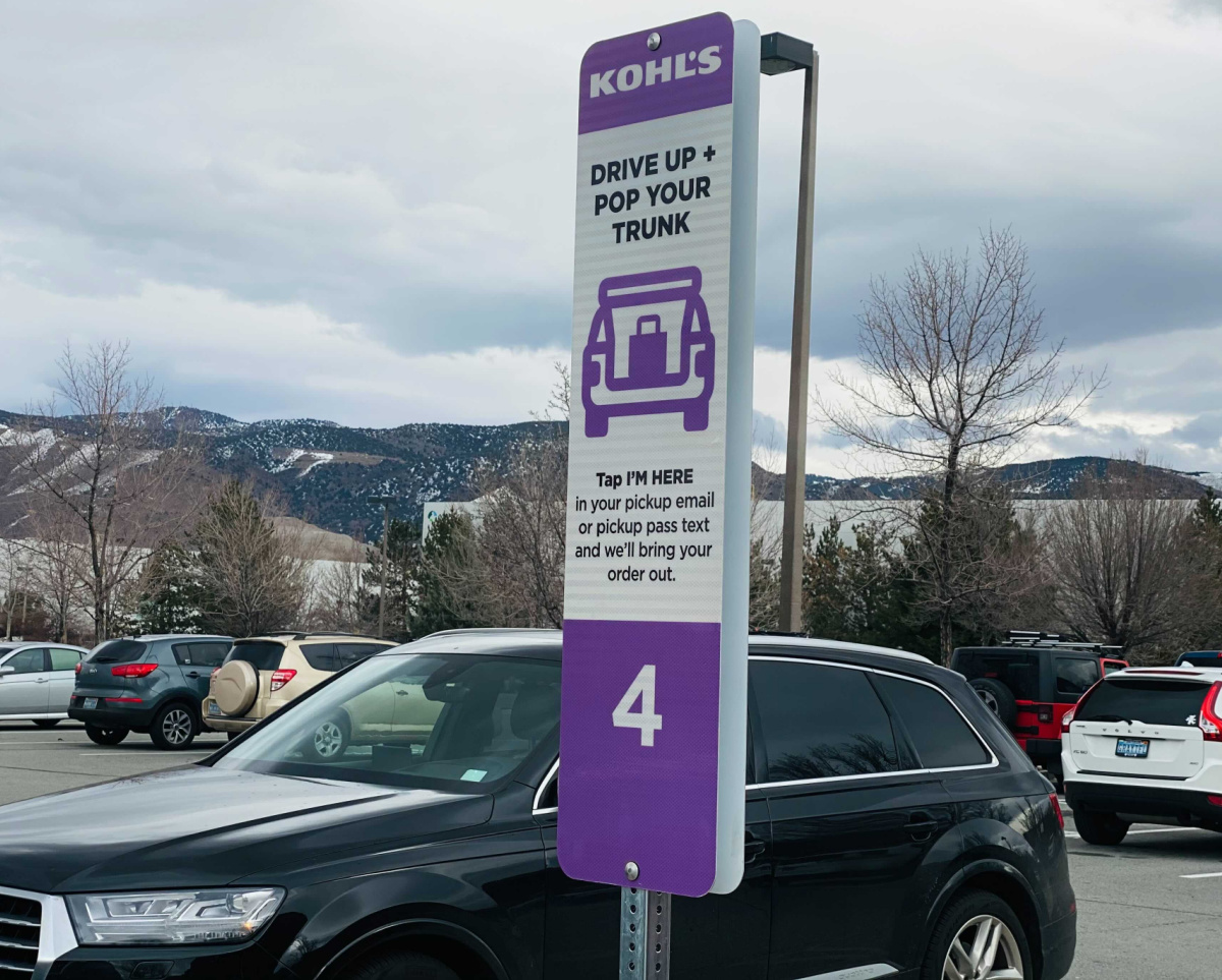 Outside drive up order pickup at Kohl's store