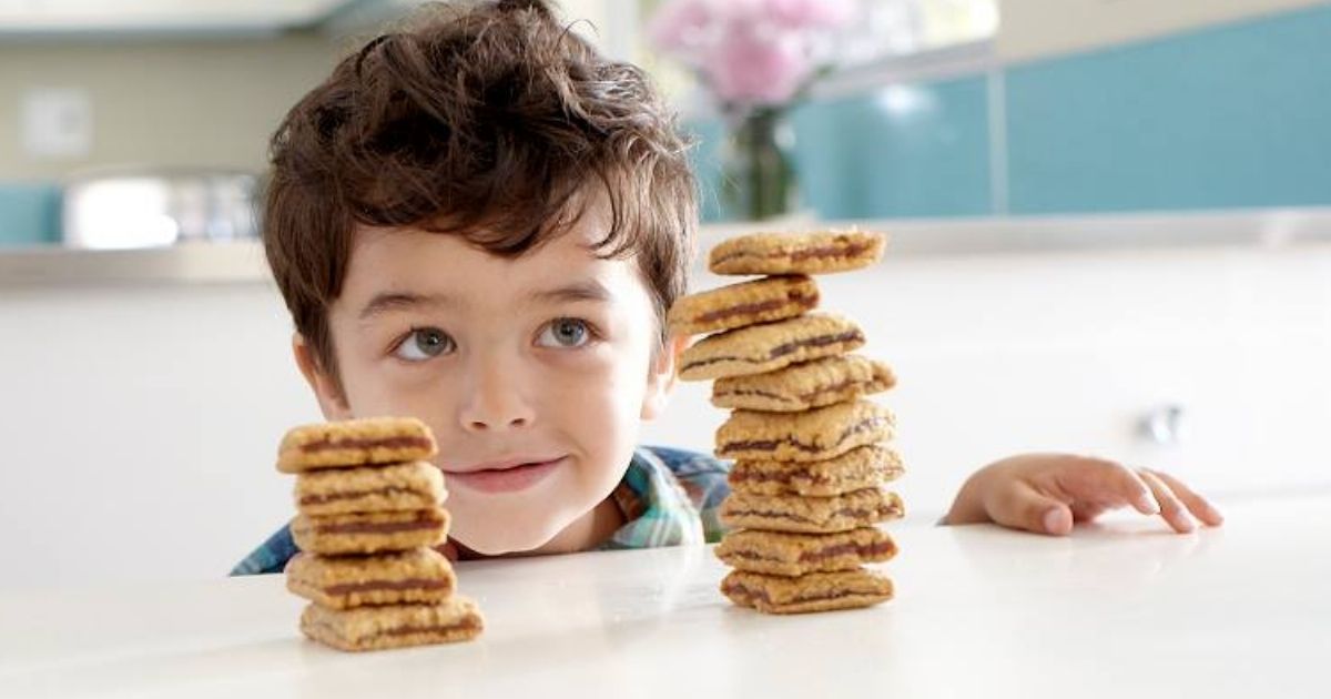 child with Plum Organics jammy sammy bars