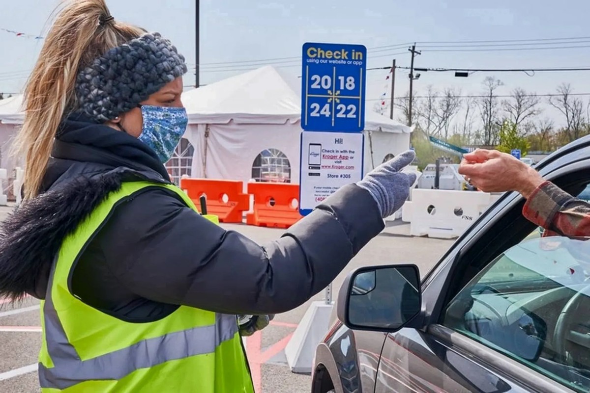 employee accepting SNAP benefits card at Kroger grocery pickup