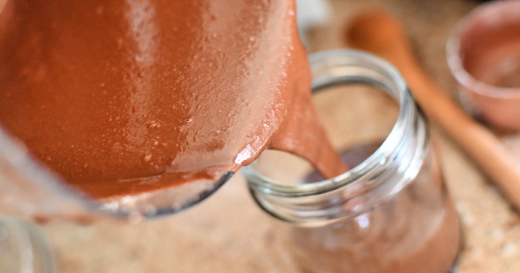 pouring diy nutella