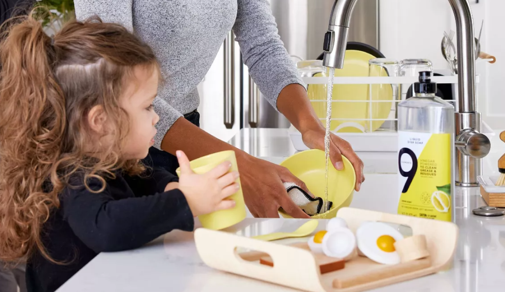 people washing dishes