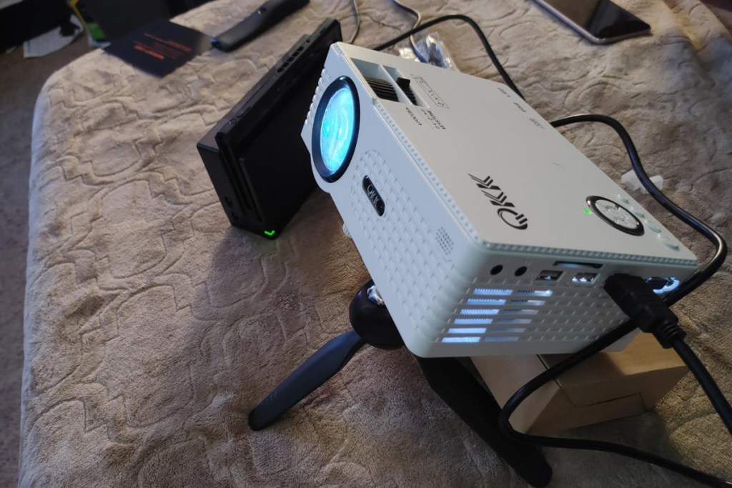 QKK mini projector w/ light