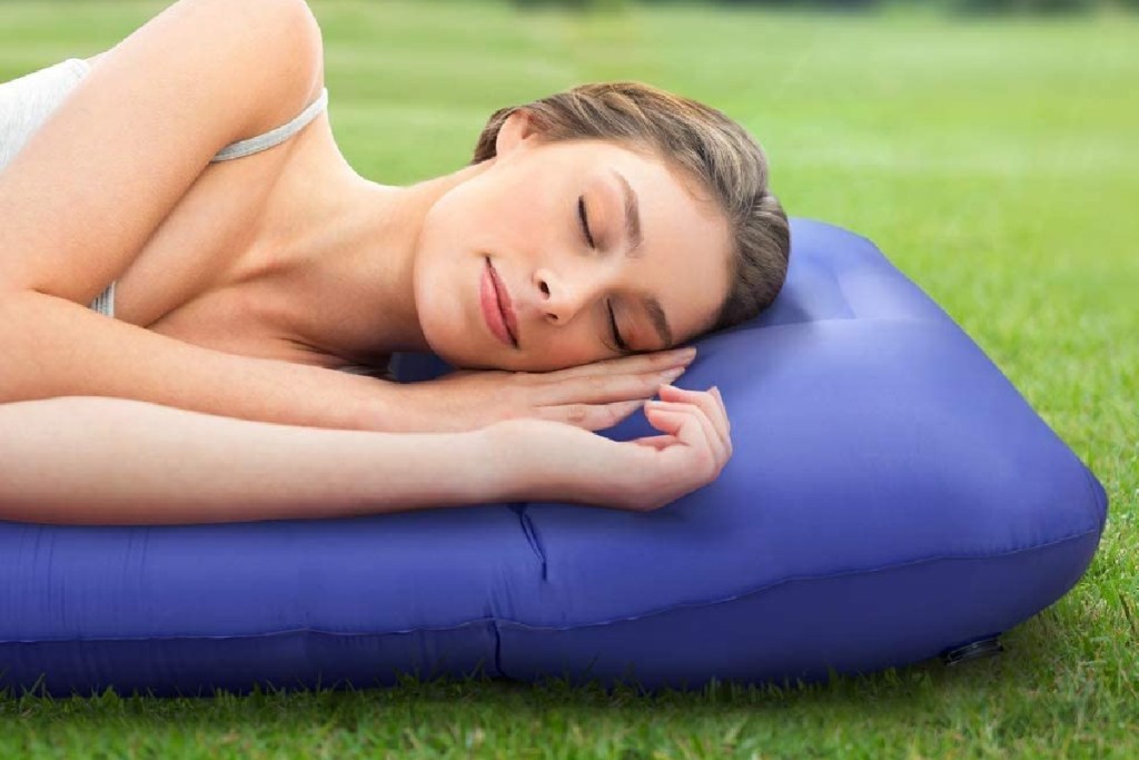 woman sleeping on sable mat