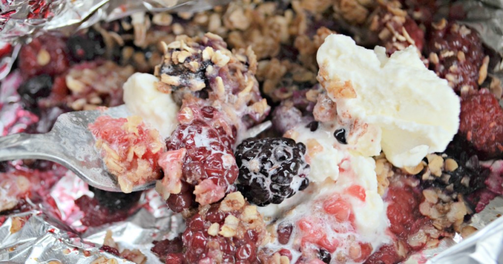 berry crisp in tin foil 