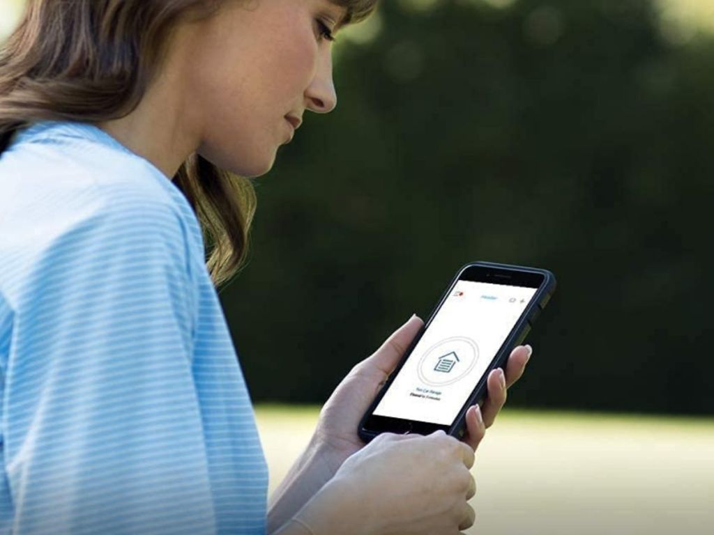 woman holding a smart phone 