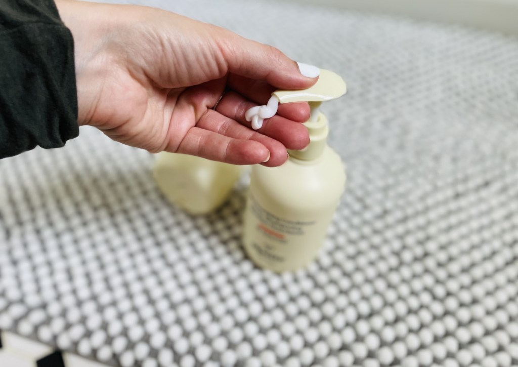 hand squeezing pipette bottle