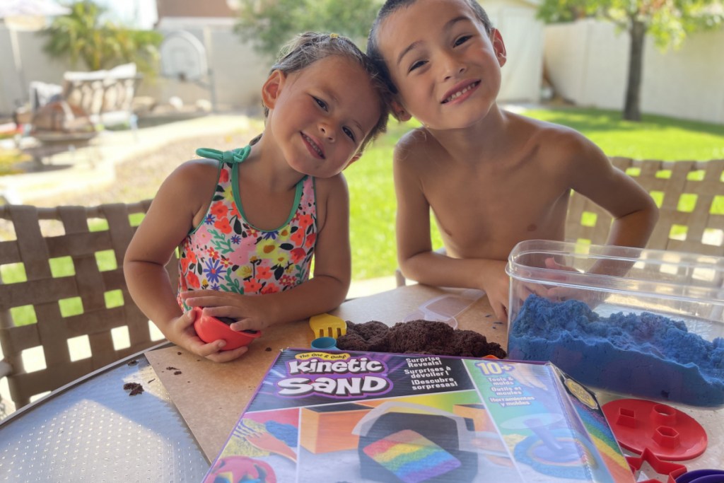 kinetic sand rubbermaid set outside