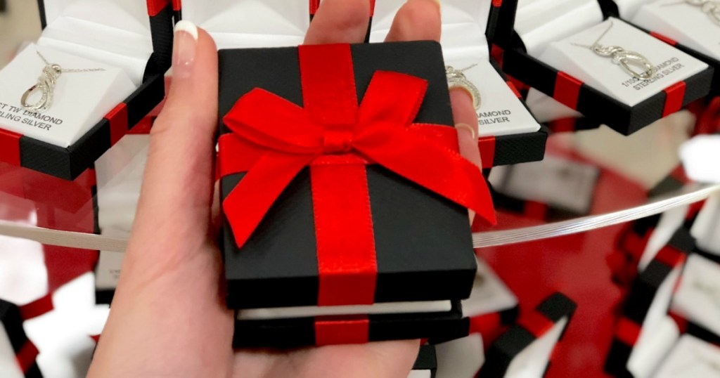 hand holding a gift box