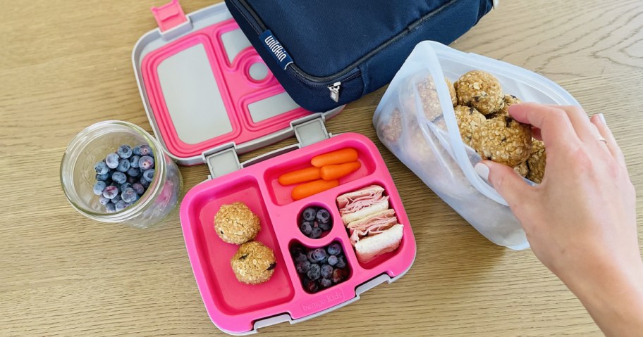 hand packing kids lunch