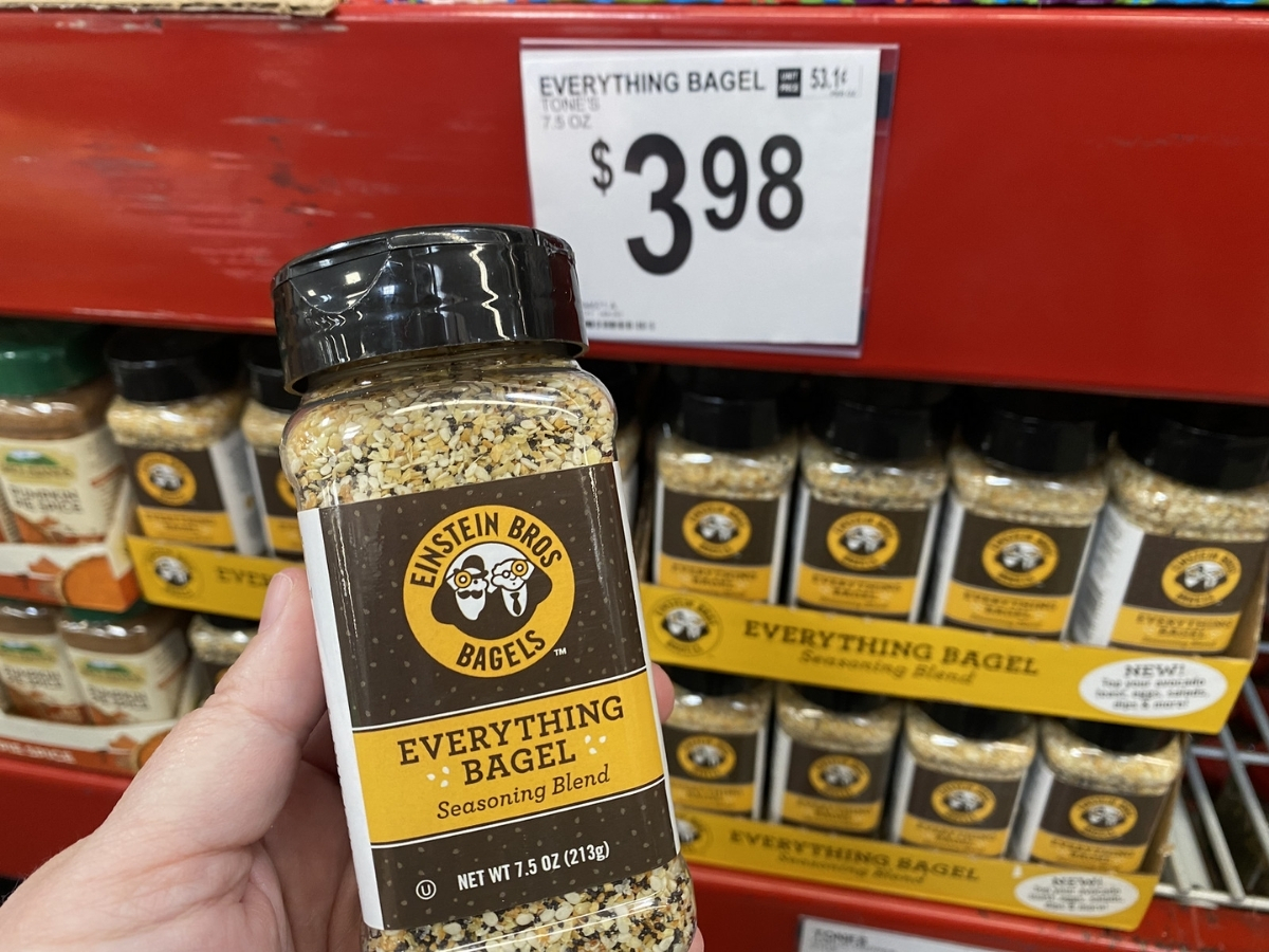 hand holding einstein bagels everything bagel seasoning